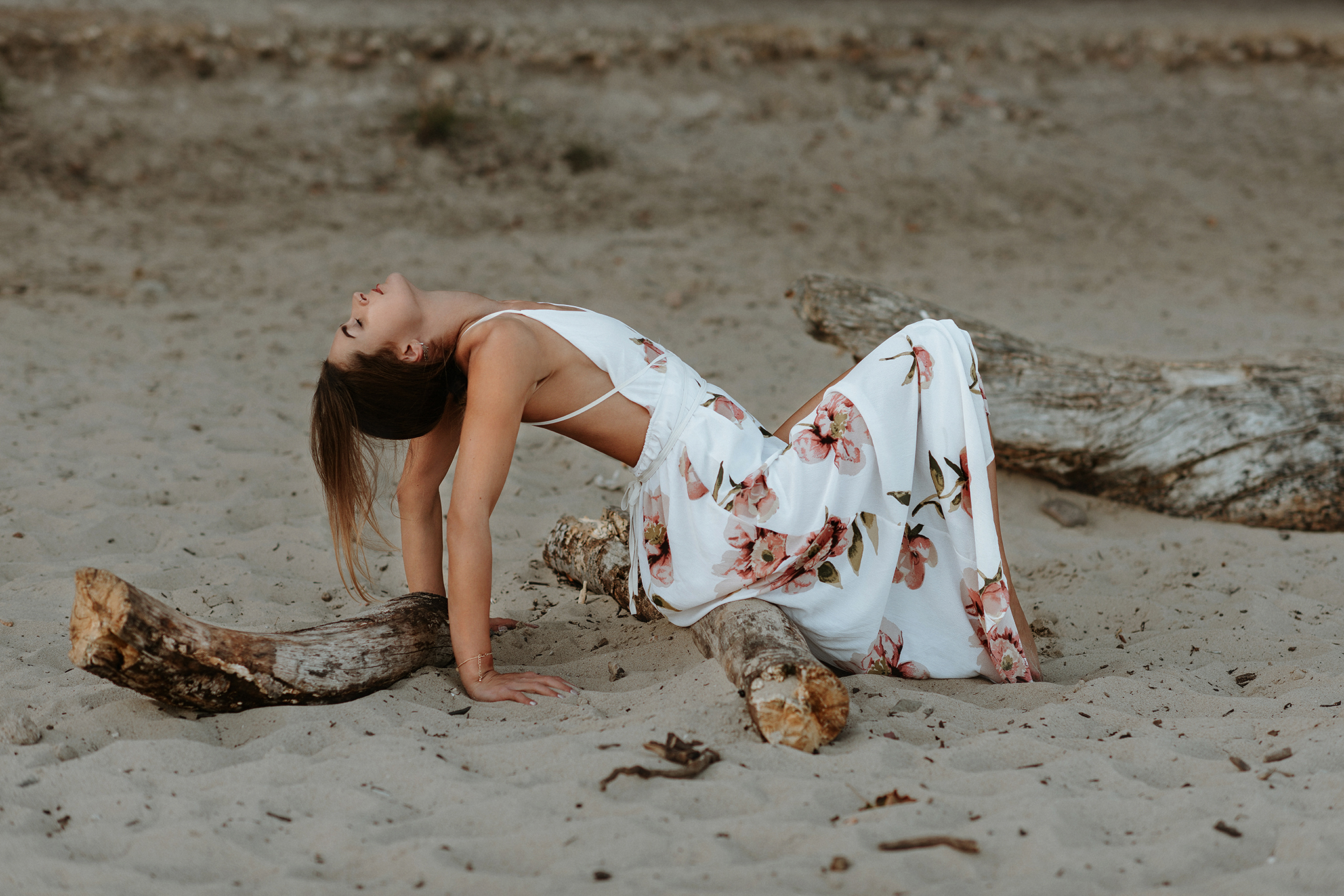 miejska bogini, joginka, kobieta na plaży, zwiewna suknia