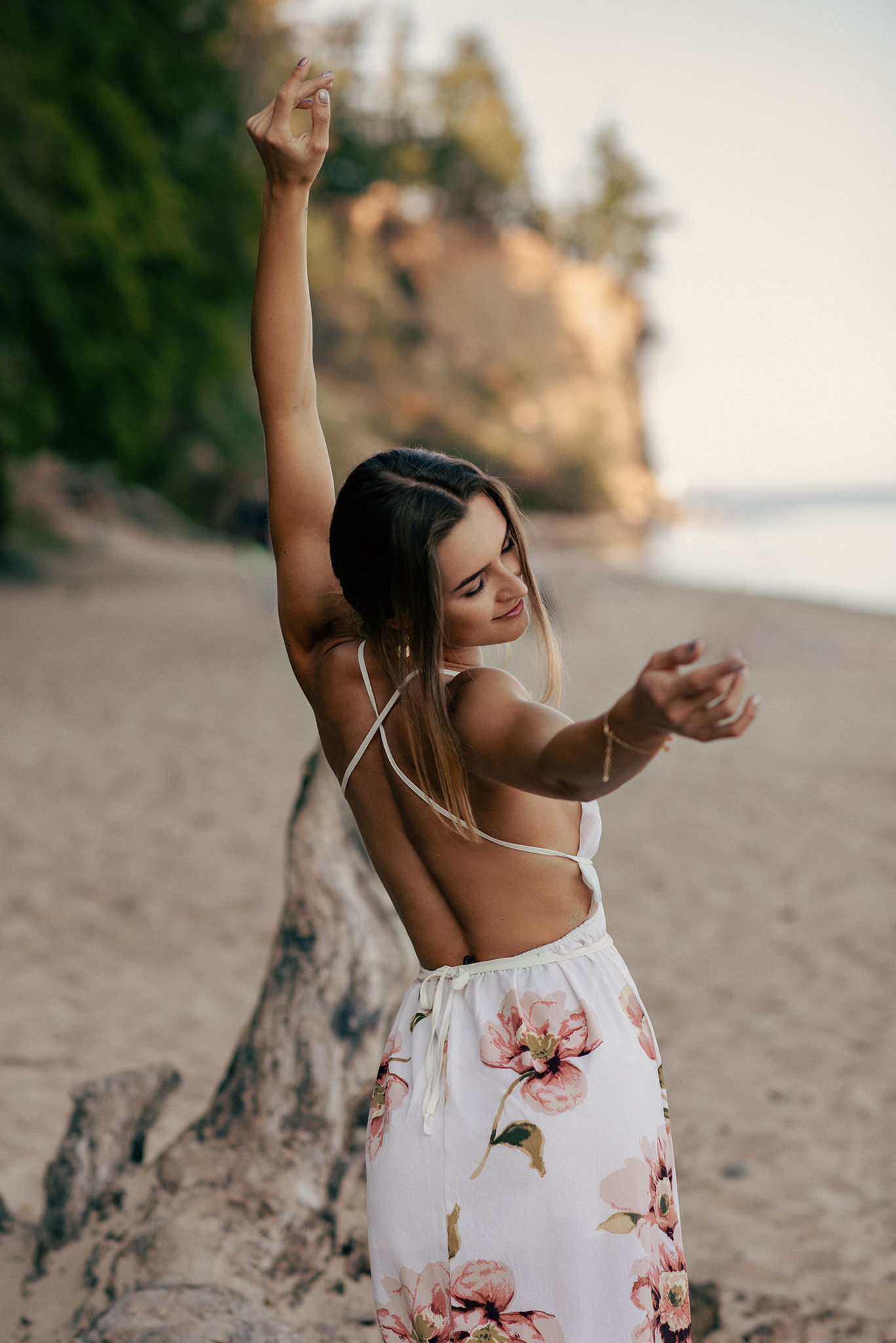 miejska bogini, joginka, kobieta na plaży, zwiewna suknia